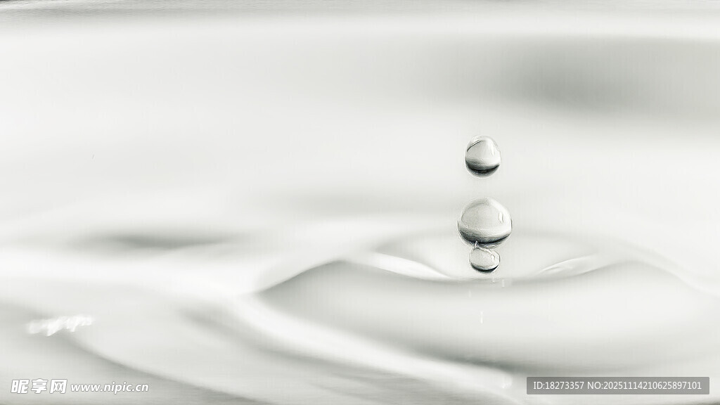 水滴入水泛起漣漪瞬間