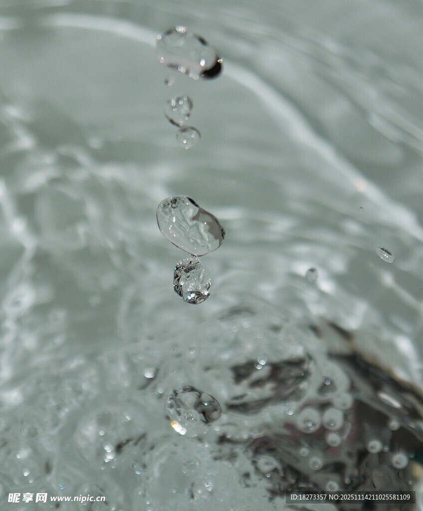 水滴落入水中的瞬間
