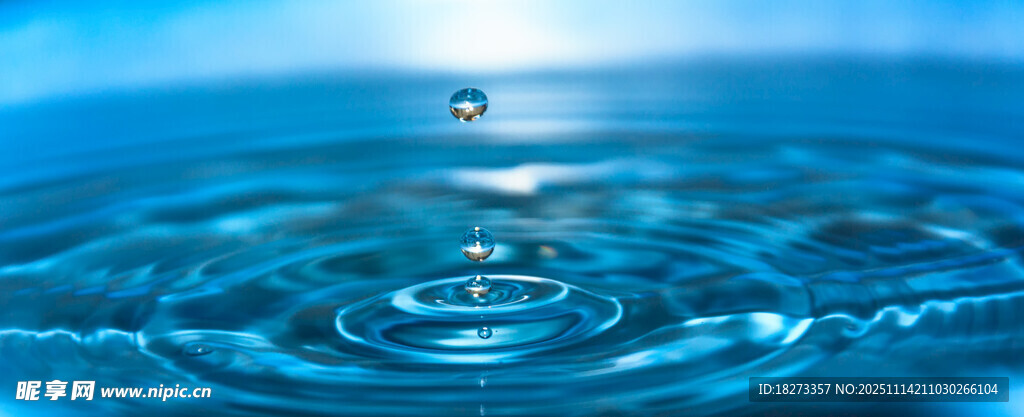 水滴落入水中泛起漣漪