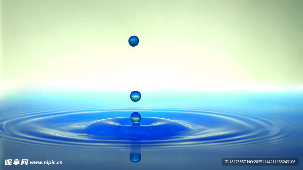 水滴入水泛起藍色漣漪