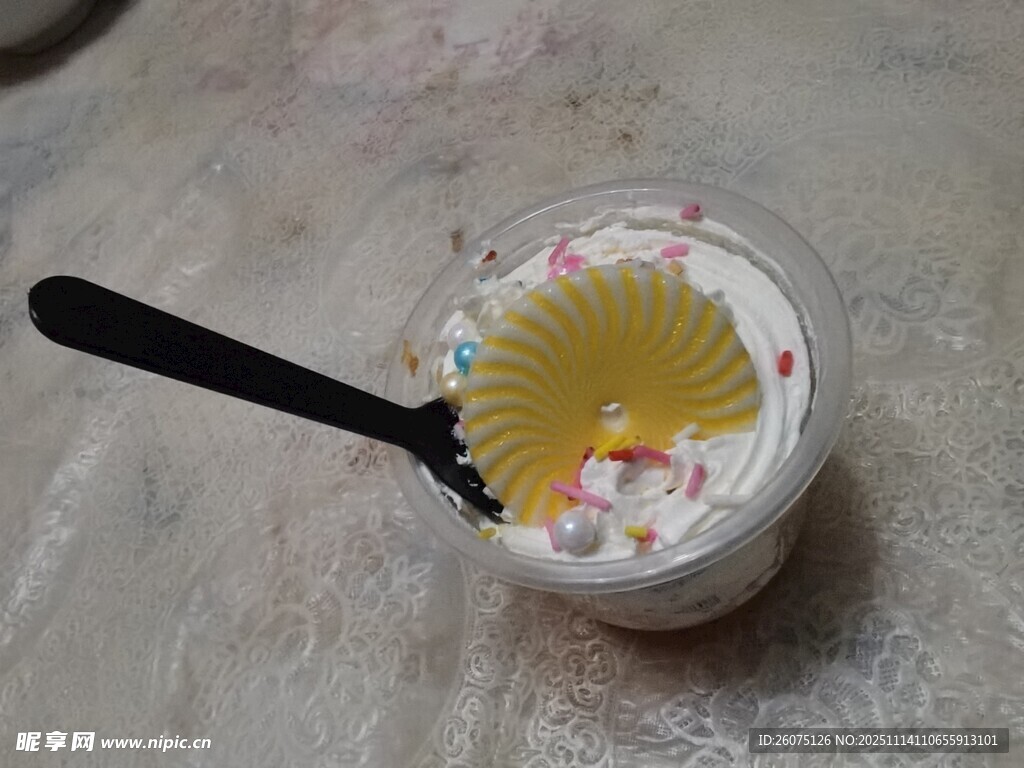 彩色糖粒裝飾的美味酸奶