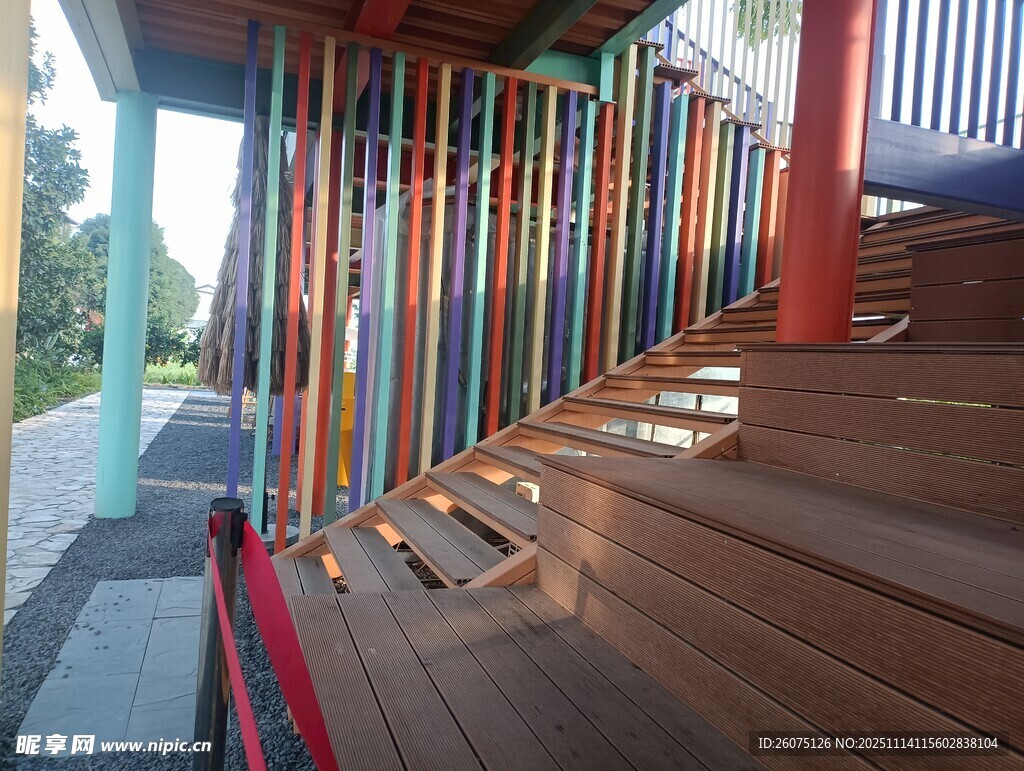 現(xiàn)代風(fēng)格彩色立柱木質(zhì)樓梯
