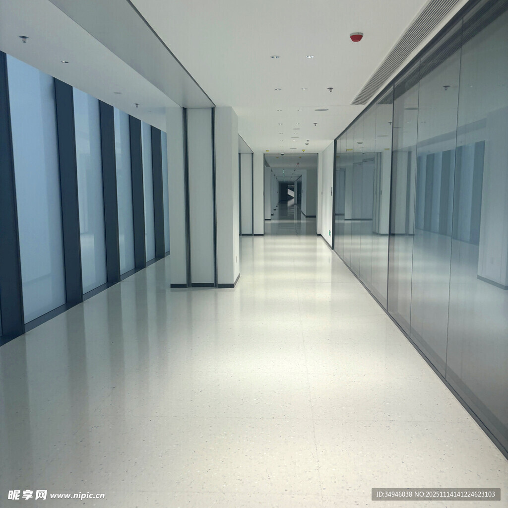 現(xiàn)代寬敞的辦公走廊空間