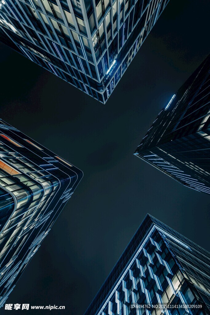 城市高樓夜景俯瞰圖