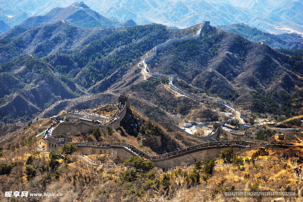 壯麗長城蜿蜒于山巒之間