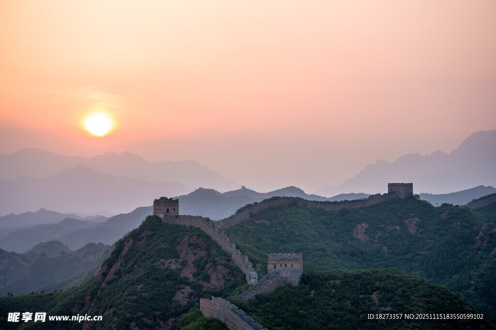 夕陽(yáng)下的壯麗長(zhǎng)城景觀