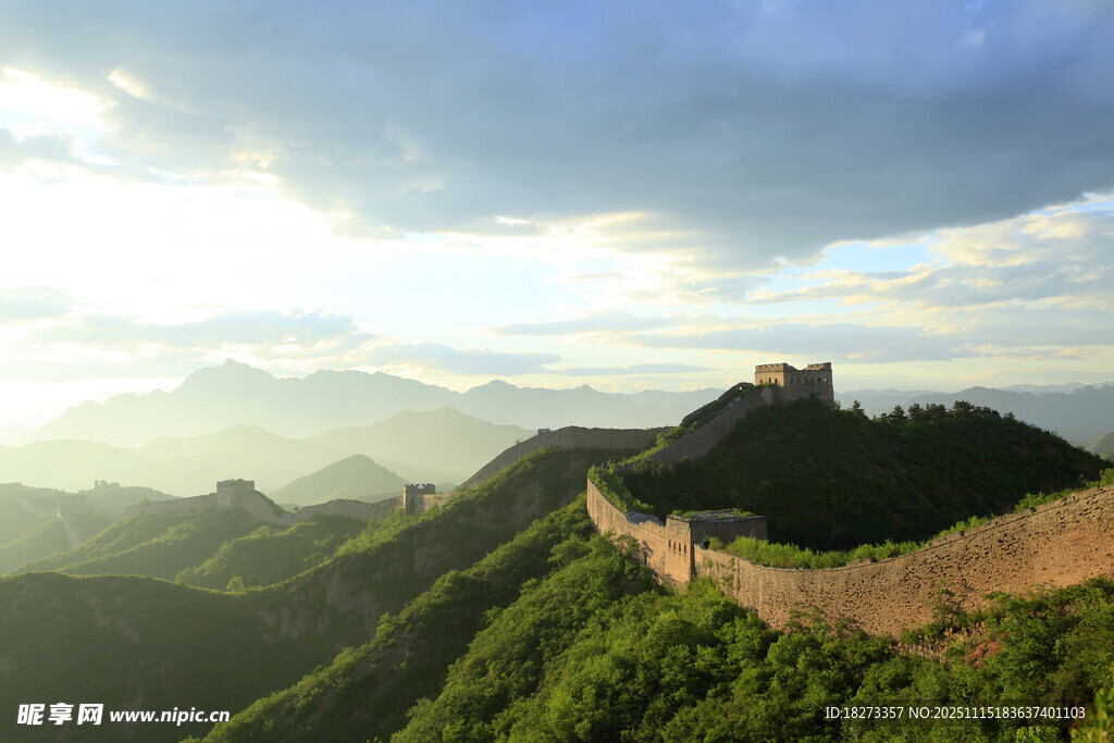 壯麗長(zhǎng)城于青山云海間