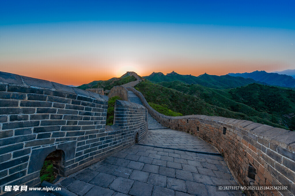 夕陽下的雄偉長城