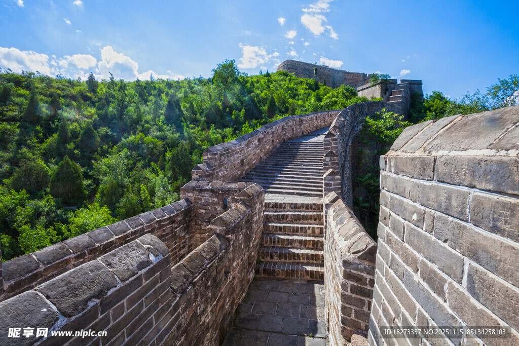 雄偉長(zhǎng)城蜿蜒于青山間