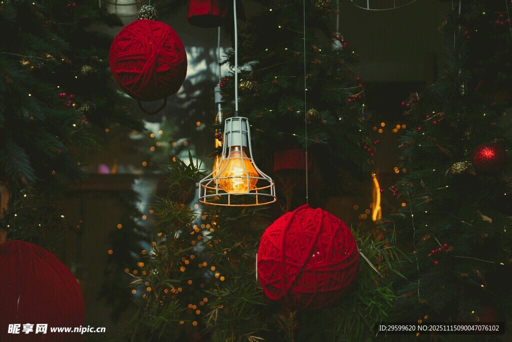 圣誕裝飾燈泡與絨球