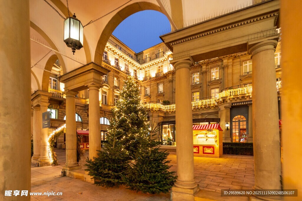 歐式商場(chǎng)內(nèi)的圣誕裝飾景觀(guān)