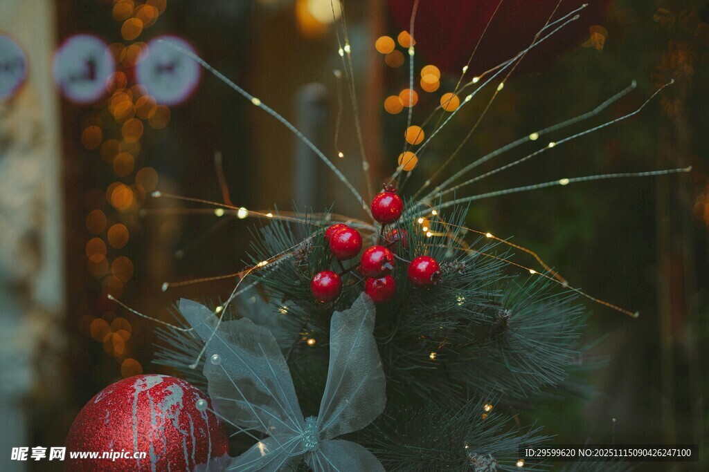 節(jié)日裝飾綠植與紅色球飾