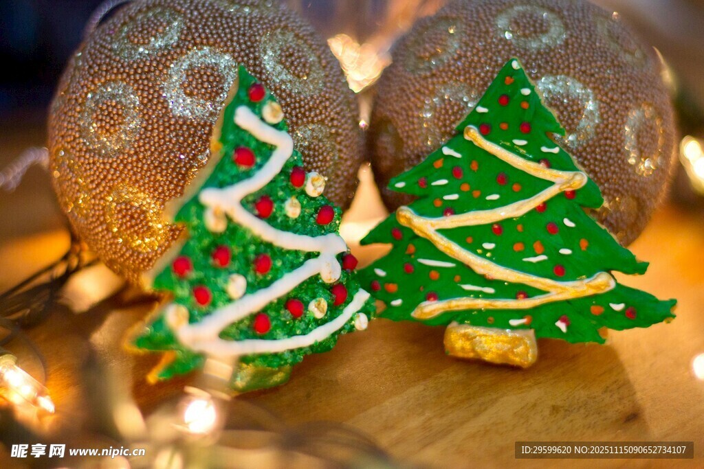 圣誕裝飾小樹與閃亮飾品