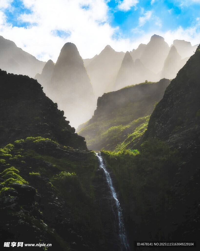 山間瀑布與云霧繚繞美景