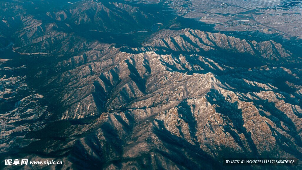 俯瞰連綿起伏的壯麗山脈