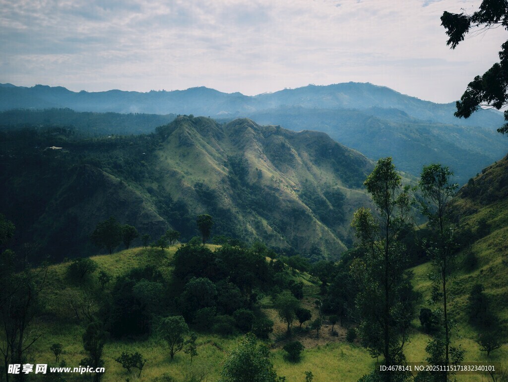 青山綠野間的秀麗山景