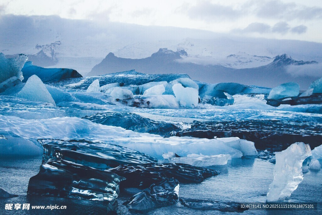 冰川景觀藍(lán)冰與巖石交織