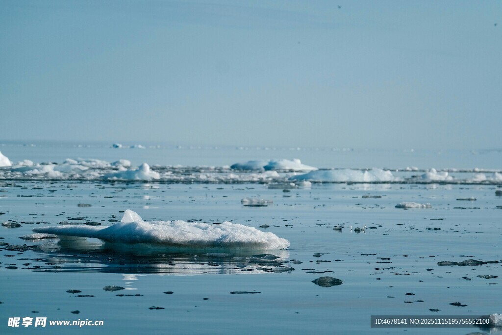 海上漂浮的碎冰塊