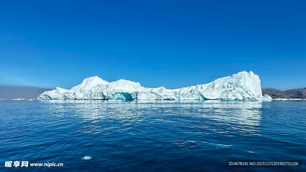 海上巨大冰山