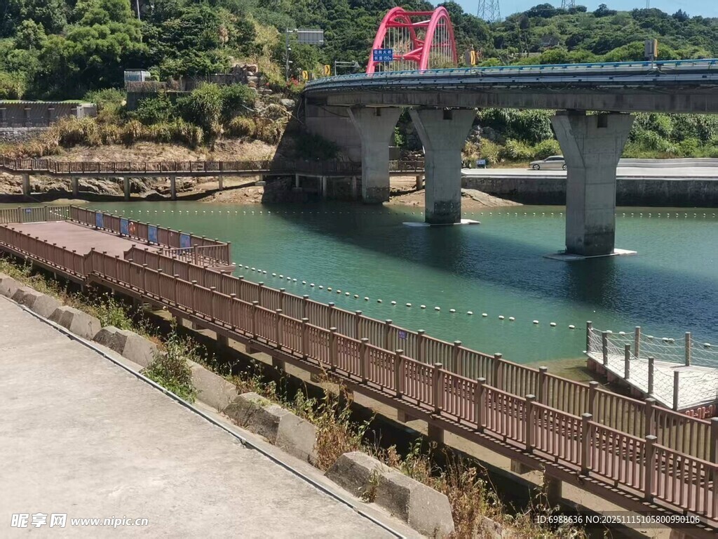 河畔橋梁風景