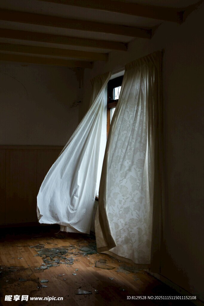 破舊房間中飄動的白色窗簾