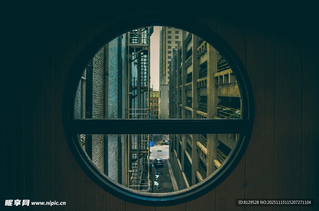 圓窗窺景都市建筑風(fēng)貌
