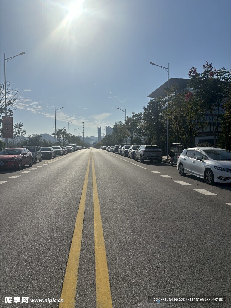 寬闊公路上的行駛車輛