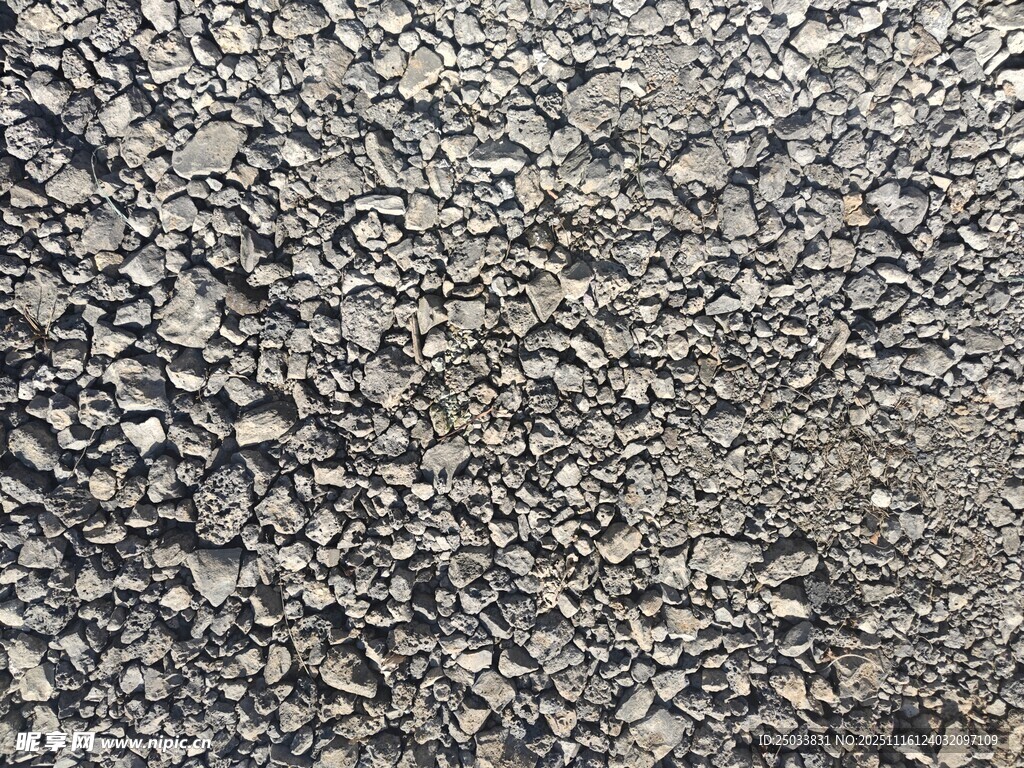 粗糙碎石路面紋理特寫