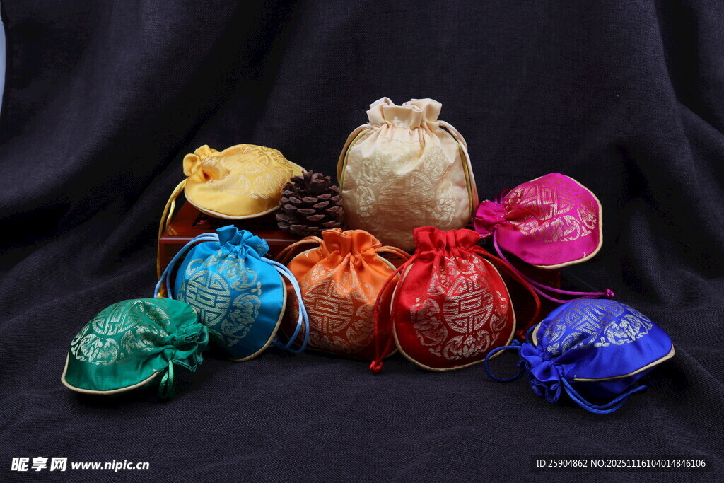 多彩絲質(zhì)香囊展示