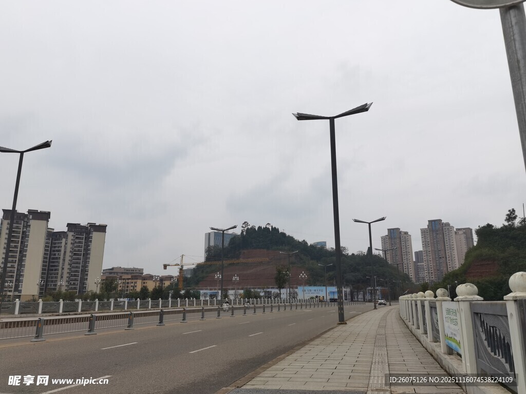 城市道路旁的建筑景觀