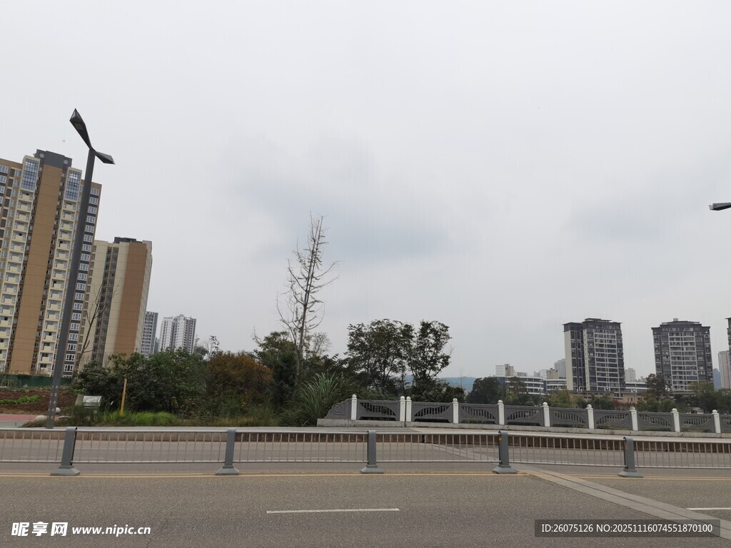 城市廣場(chǎng)與遠(yuǎn)處高樓景觀