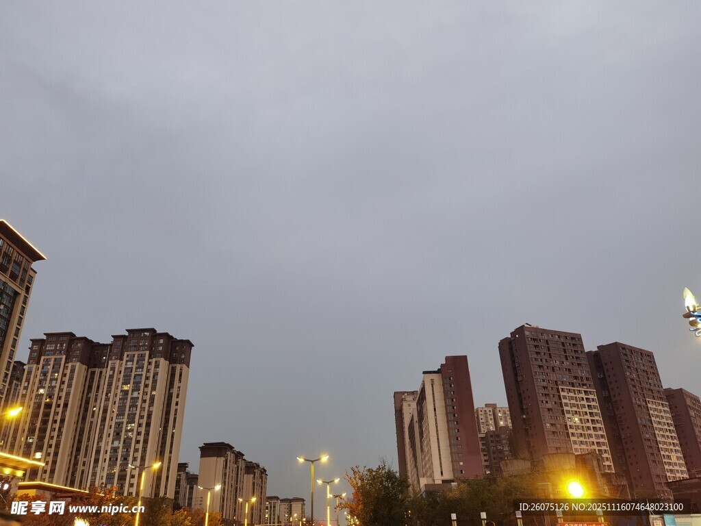 城市黃昏下的高樓景象