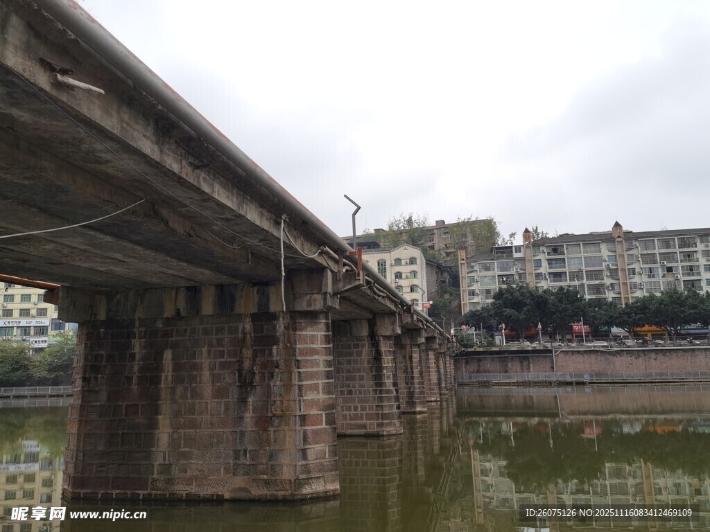 河畔石橋風(fēng)景