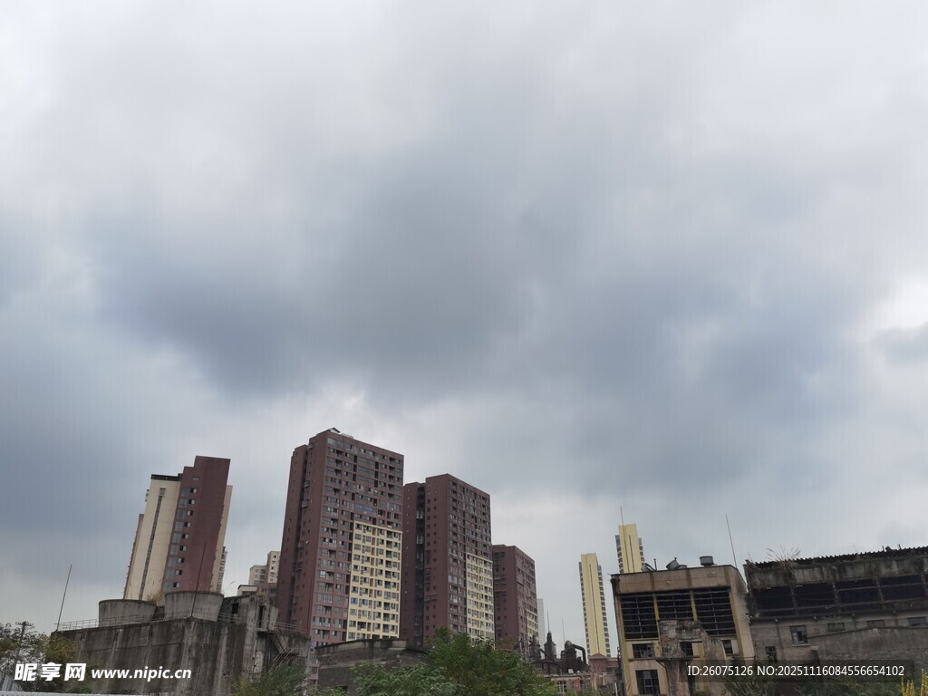 城市高樓與陰沉天空