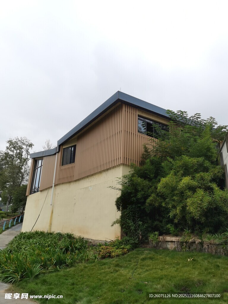 郊外兩層住宅與綠植景觀