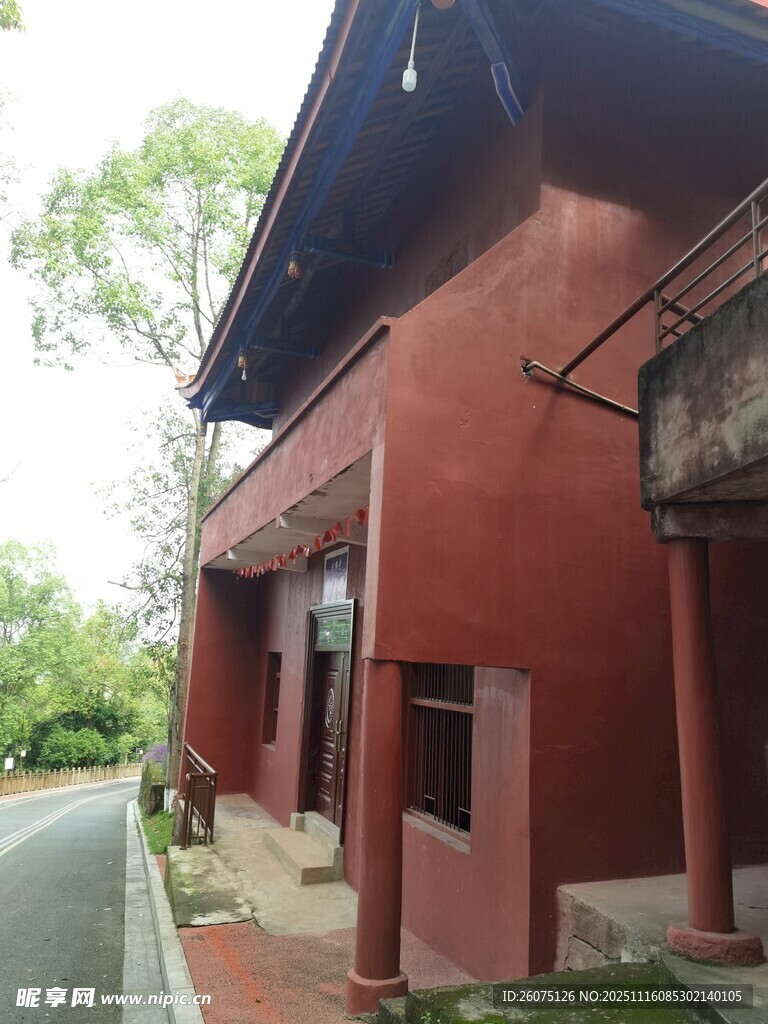 紅墻建筑立于路旁