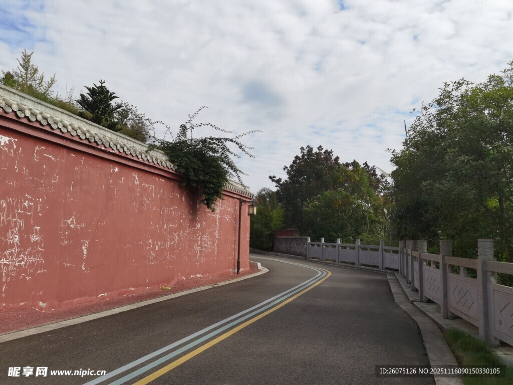 紅墻旁的寧靜道路