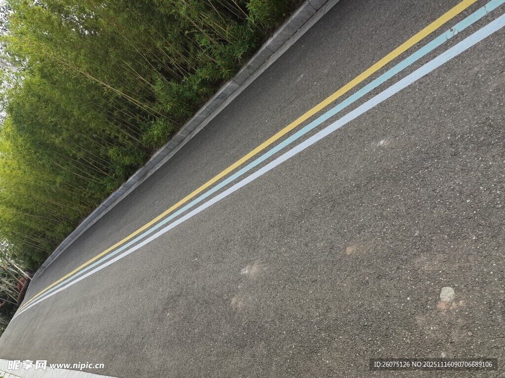 道路上的彩色分隔標線