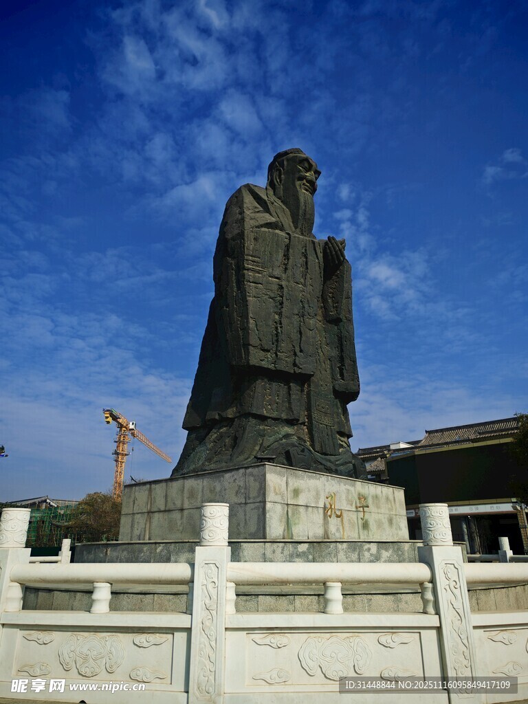 巍峨孔子雕像屹立天地間