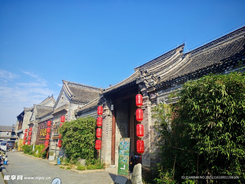 古巷中式建筑紅燈籠景致
