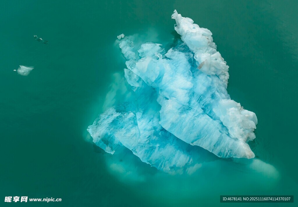 漂浮的藍(lán)色冰山