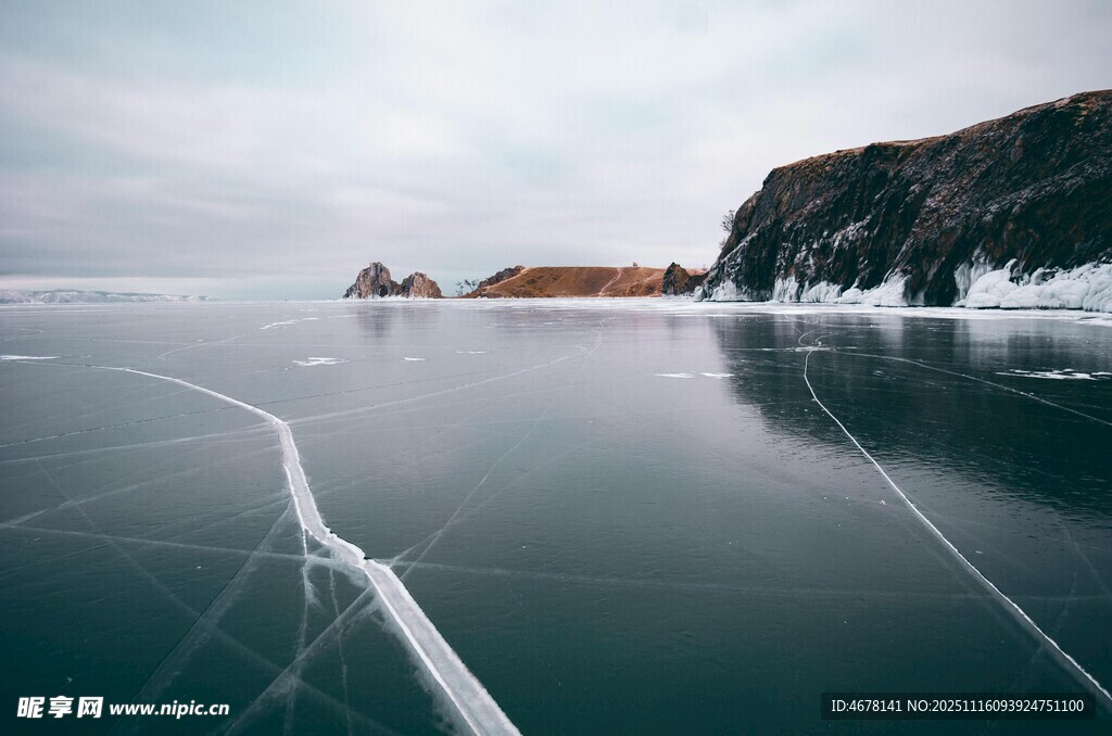 冰封湖面與遠處山巒景觀
