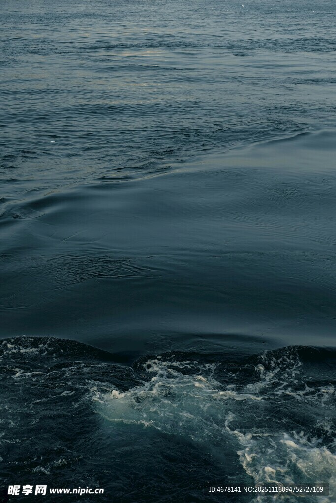 海面波浪翻涌景象