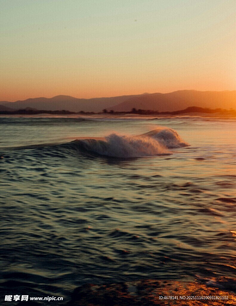 夕陽下的海浪美景