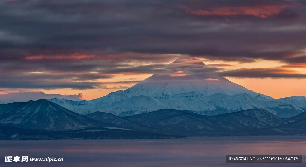 壯麗霞光下的雪山景觀