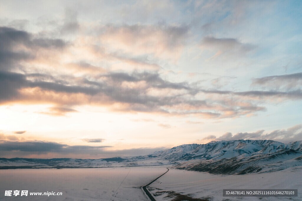 冬日雪野的壯麗天空景觀