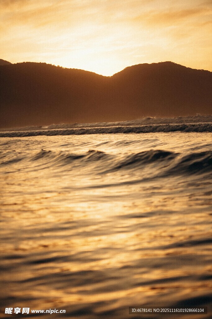 夕陽下的海浪與遠(yuǎn)山