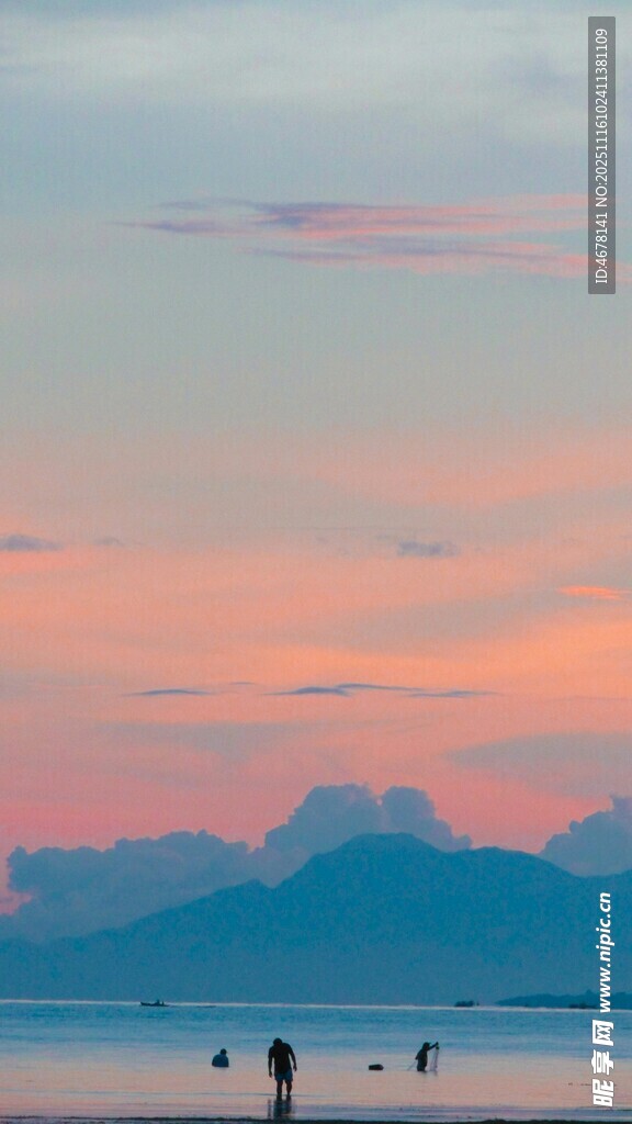 海邊日落時的漫步身影