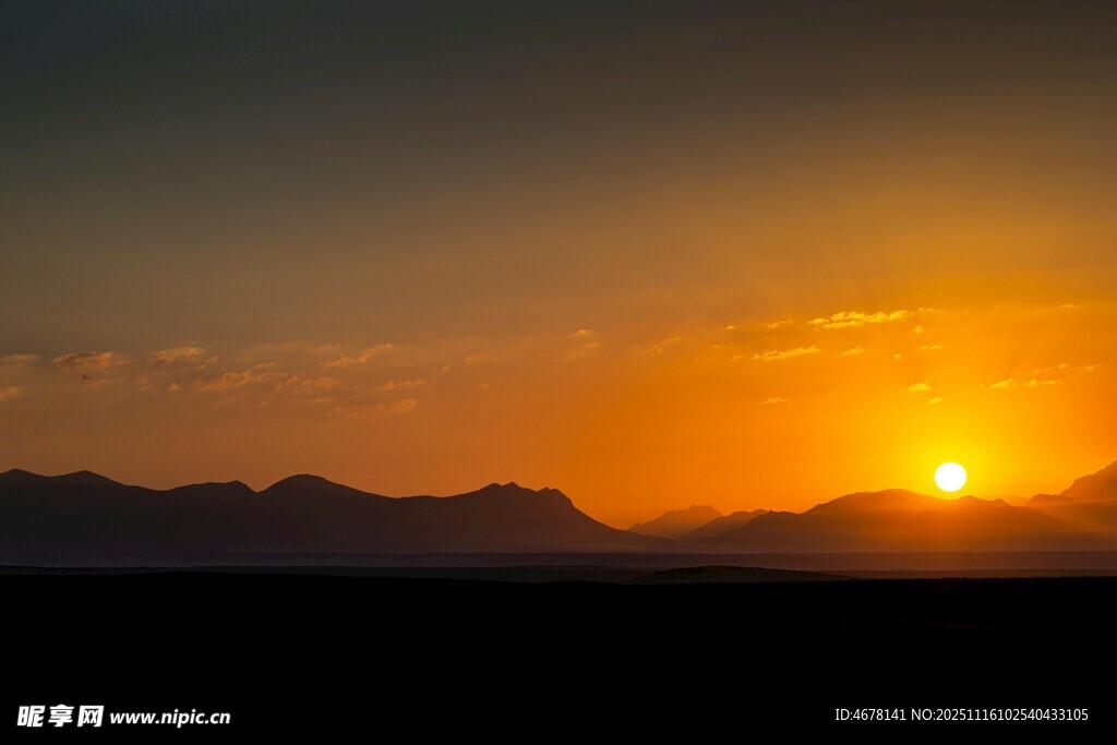 壯麗日落時分的遠山景色
