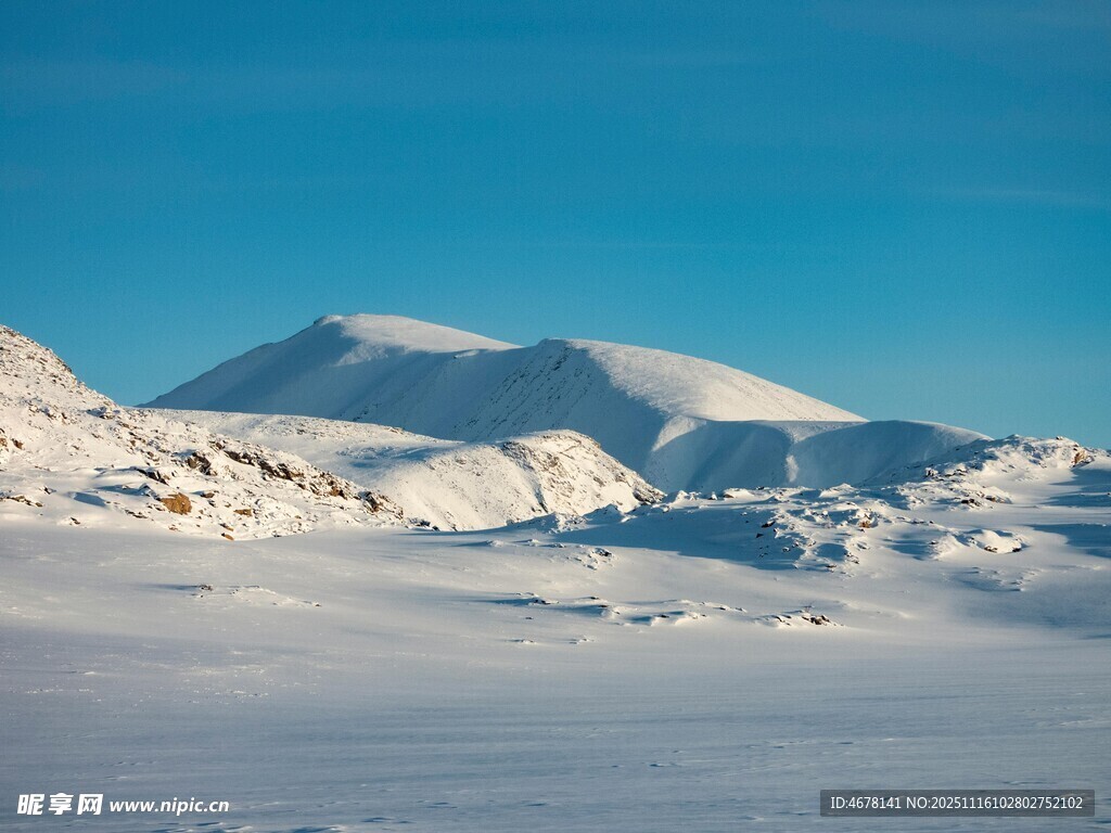 雪覆山丘的純凈冬日景象
